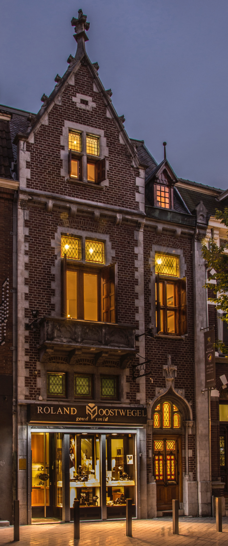 Historische opname van de Neo-Gotische voorgevel van het winkelwoonhuis