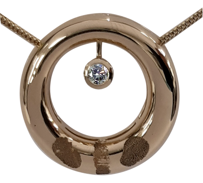 Gouden hanger met briljant in rond ontwerp