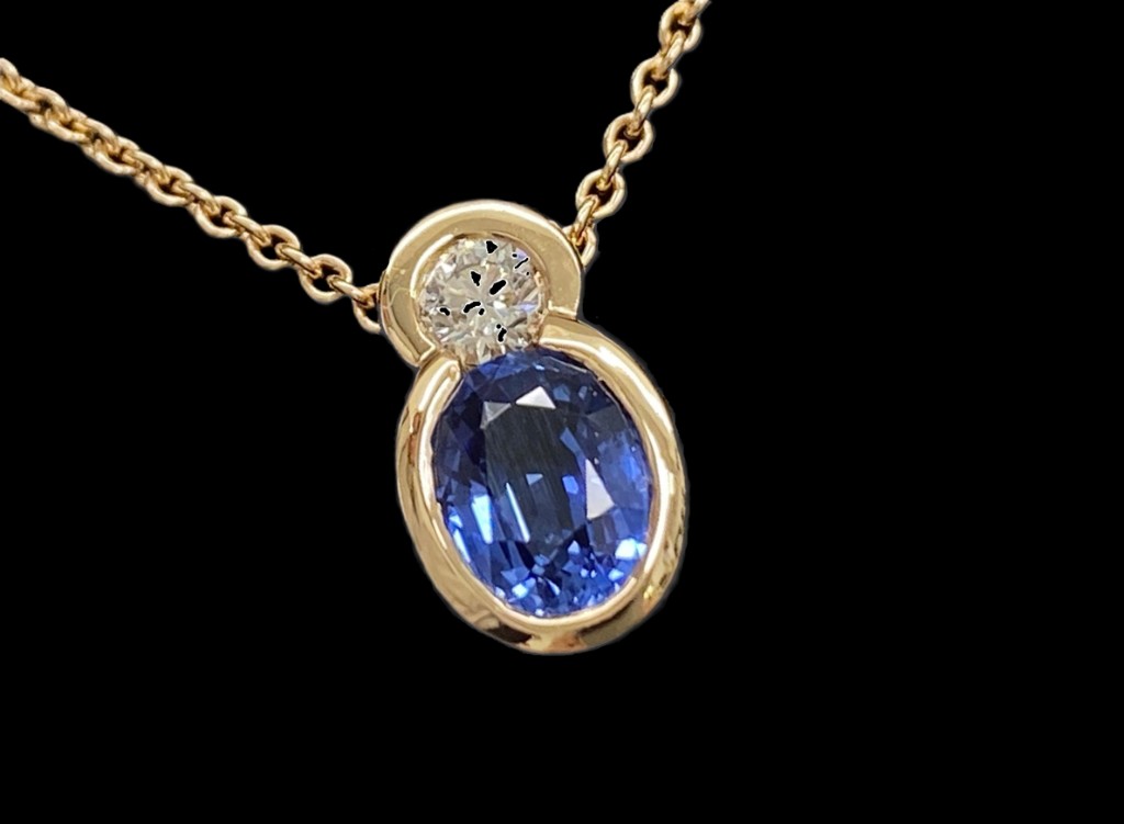 Goldanhänger mit blauem Saphir und Brillant