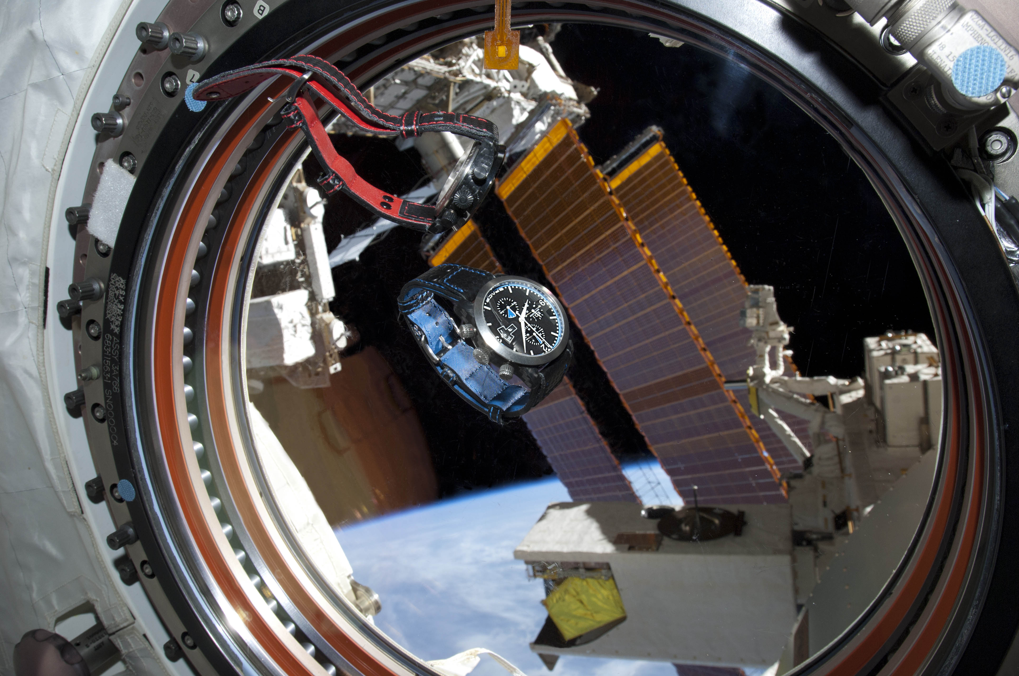 R.O.1 SPACE horloge zwevend in gewichtloosheid aan boord van het Internationaal Ruimtestation