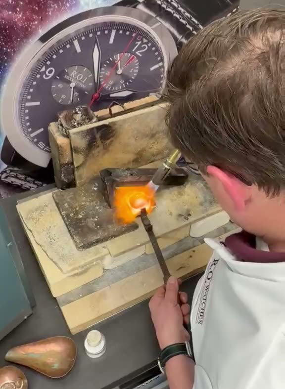 Close-up van het smelten van edelmetaal in het atelier