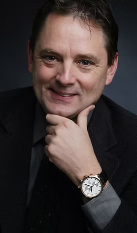 Roland Oostwegel in de winkel en het atelier