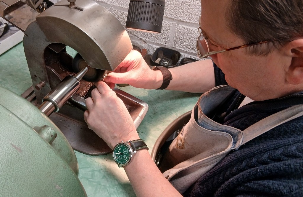 Goudsmid aan het werk in het atelier